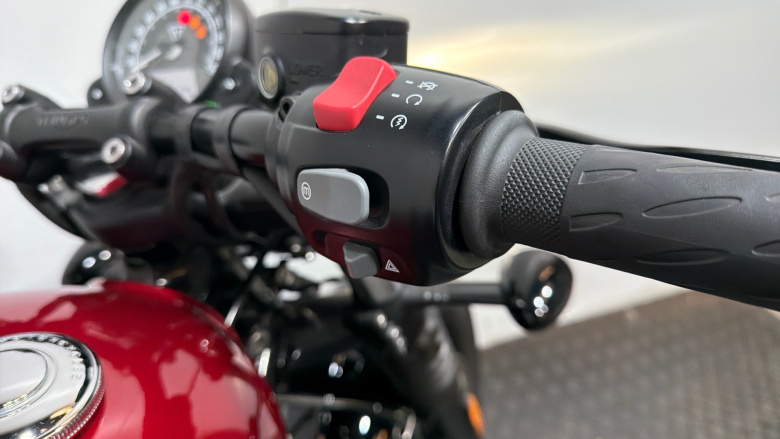 Triumph Bonneville Bobber Black